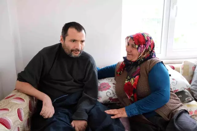 Fedakar anne ve baba, 35 yıldır 4 engelli çocuğuna sevgi ve şefkatle bakıyor