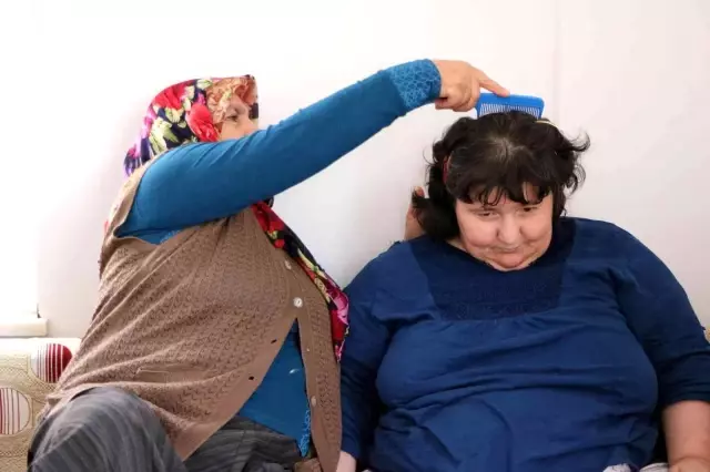 Fedakar anne ve baba, 35 yıldır 4 engelli çocuğuna sevgi ve şefkatle bakıyor