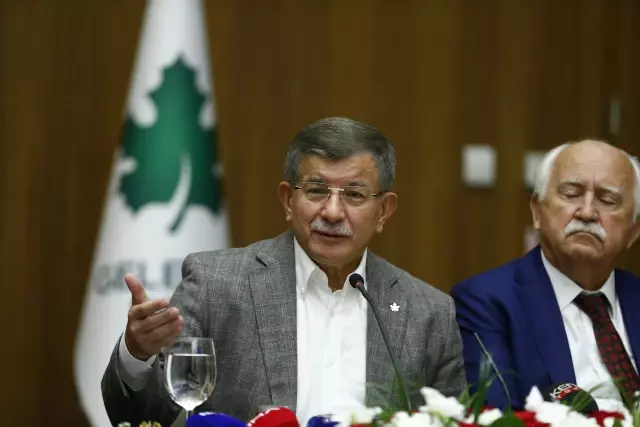 Gelecek Partisi Genel Başkanı Ahmet Davutoğlu, basın mensuplarıyla buluştu