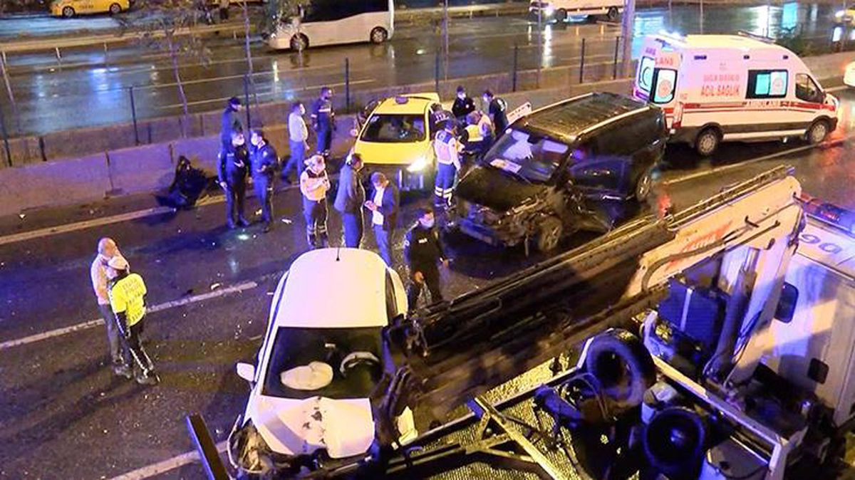 Kadıköy'de zincirleme trafik kazası! Yağış nedeniyle yol kayganlaştı, araçlar birbirine girdi