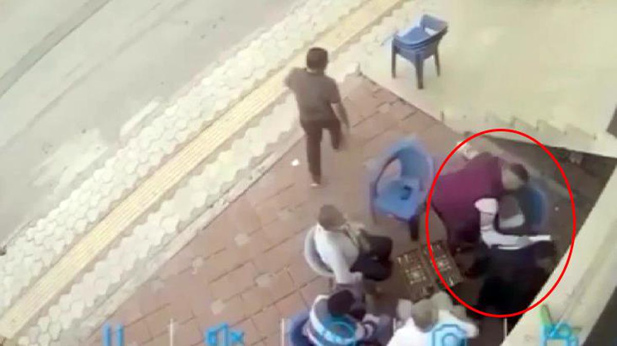 Genç kadına sokak ortasında baltalı saldırı! Tavla oynayanlar kılını kıpırdatmadı