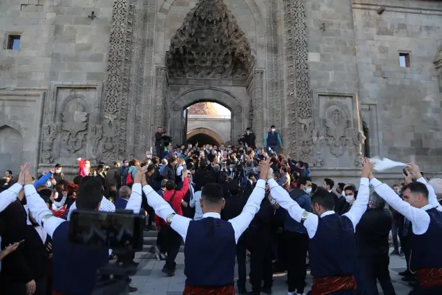 İstanbul Büyükşehir Belediye Başkanı İmamoğlu, ziyaretlerde bulundu