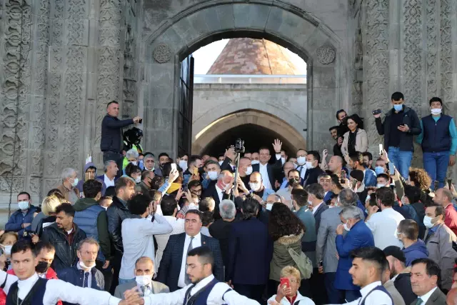 İstanbul Büyükşehir Belediye Başkanı İmamoğlu, ziyaretlerde bulundu