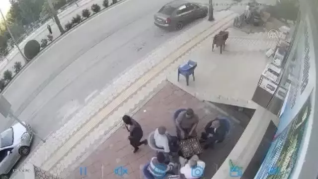 Kadını satırla yaralaması güvenlik kamerasına yansıyan zanlı gözaltına alındı