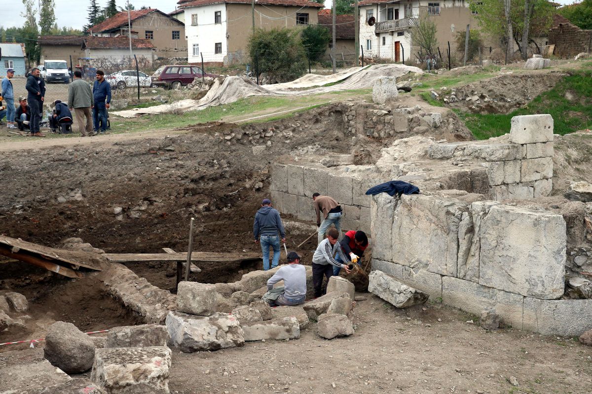 Karadeniz'in en büyük Roma kentlerinden Sebastapolis, Sulusaray ilçesinin altında bulunuyor