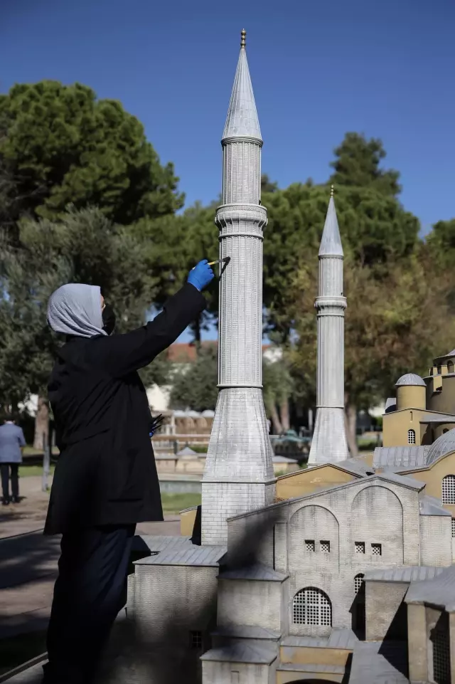 Kepez Açık Hava Müzesinde minyatür eserler titizlikle temizleniyor