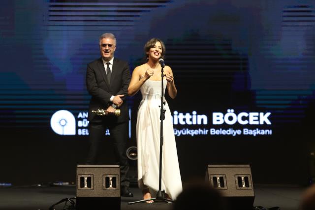 Altın Portakal'da Nihal Yalçın'ın konuşması sırasında Tamer Karadağlı'nın tavırları geceye damga vurdu