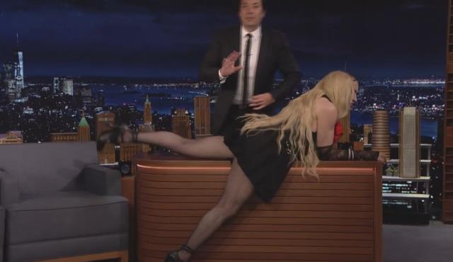 Madonna'dan olay hareket! Konuk olduğu programda evvel sunucu masasına uzandı sonra eteğini kaldırdı