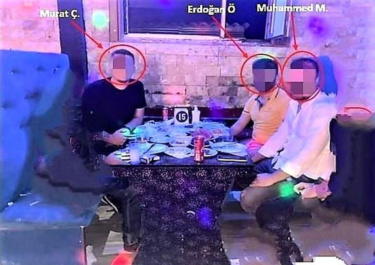 Her yerde aranan şahısları, eğlence mekanında çektirdikleri fotoğraf ele verdi