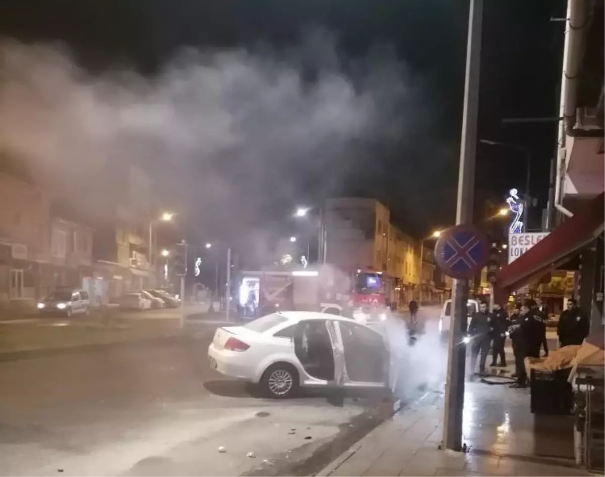 Oltu'da park halindeki otomobil yandı