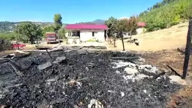 Prefabrik ev çıkan yangında kullanılamaz hale geldi