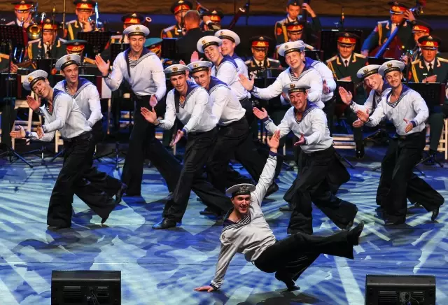 Rus Kızılordu Korosu ve Haluk Levent konser verdi