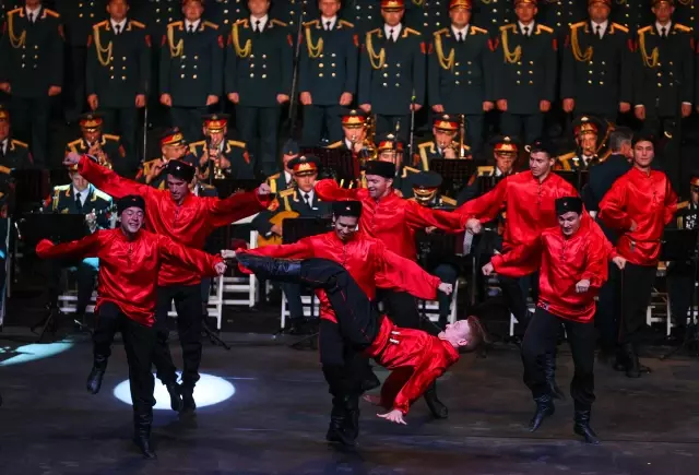 Rus Kızılordu Korosu ve Haluk Levent konser verdi
