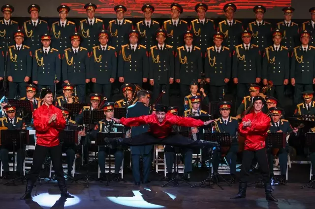 Rus Kızılordu Korosu ve Haluk Levent konser verdi