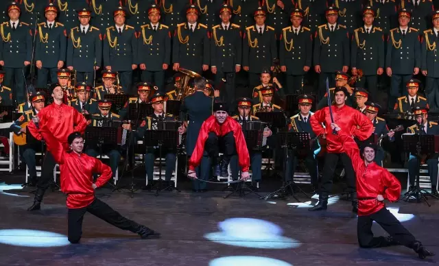 Rus Kızılordu Korosu ve Haluk Levent konser verdi