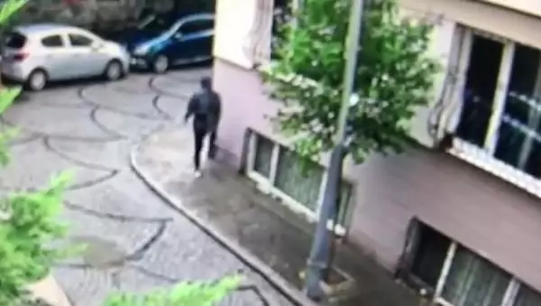 ŞİŞLİ'DE İÇİNDE 30 BİN LİRA BULUNAN ÇANTAYI ÇALDI