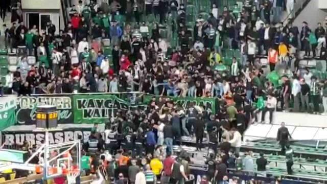 Bursaspor-Beşiktaş maçında ortalık savaş alanına döndü! Polisler devreye girdi