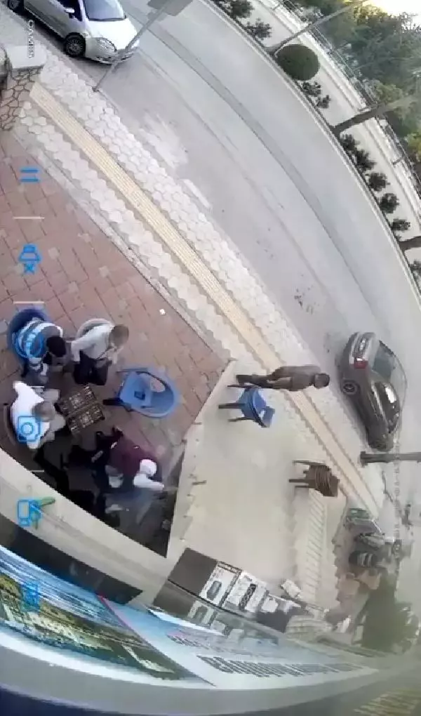 TAVLA OYNAYANLARIN YANINA SIĞINDI, MÜDAHALE EDİLMEYİNCE SATIRLI SALDIRIDAN KAÇAMADI