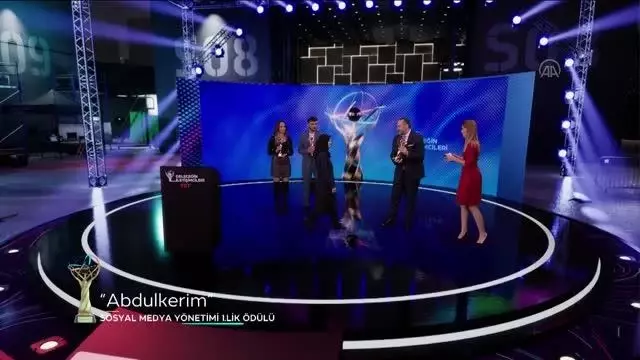 TRT'nin Geleceğin İletişimcileri Yarışması nda dereceye giren gençlere ödülleri verildi