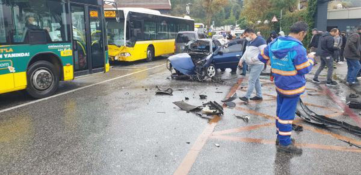 ÜSKÜDAR'DA İETT OTOBÜSÜYLE OTOMOBİL KAFA KAFAYA ÇARPIŞTI