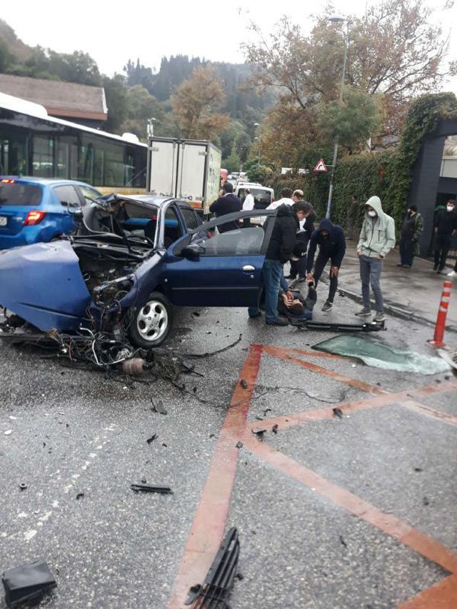 ÜSKÜDAR'DA İETT OTOBÜSÜYLE OTOMOBİL KAFA KAFAYA ÇARPIŞTI