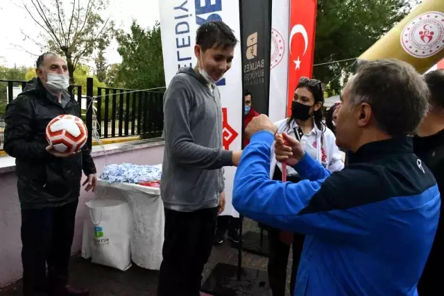 Yüzlerce genç ödüllü bisiklet yarışına katıldı