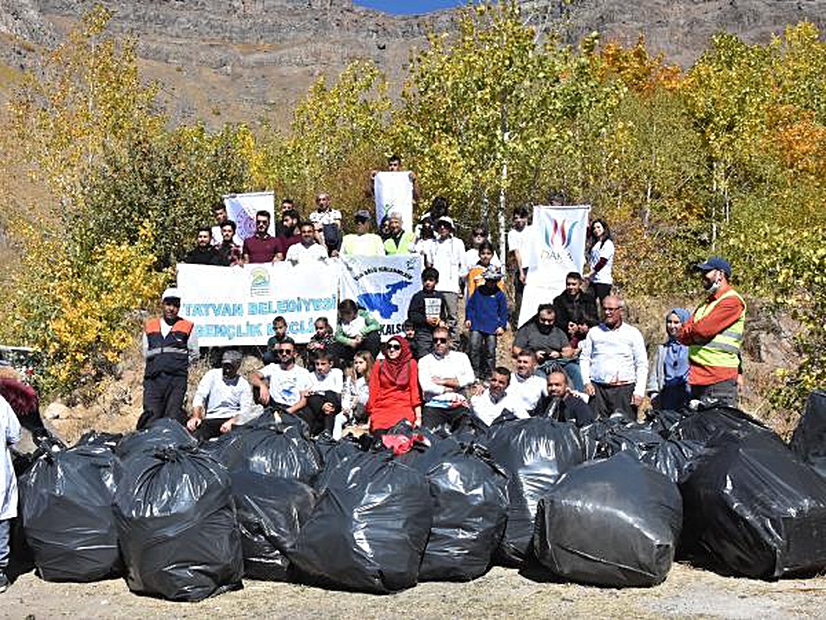 70 volunteers collected 3 tons of garbage around Nemrut Crater Lake and enjoyed the autumn scenery - Vimarsana News