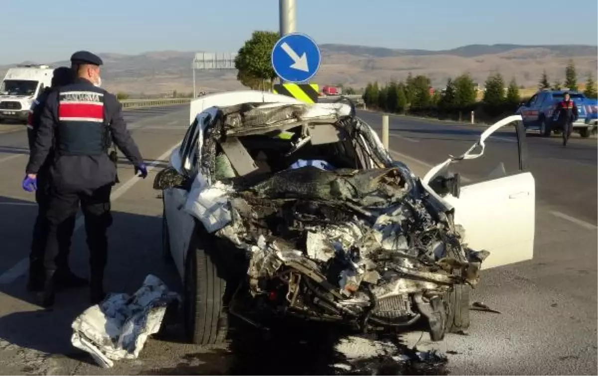 Afyonkarahisar'da otomobille kamyonet çarpıştı, 3 kişi öldü, bir kişi yaralandı