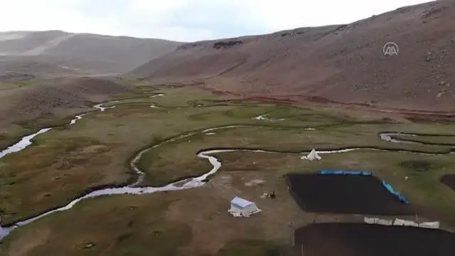Ağrı'nın volkanik platolarındaki mendereslerde sonbahar güzelliği