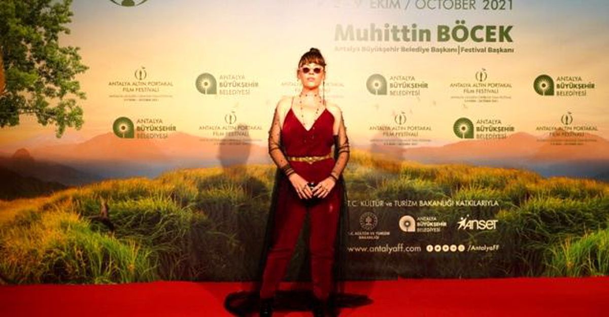 Altın Portakal'da şıklık yarışı! Demet Evgar annesinin diktiği kıyafetle geldi