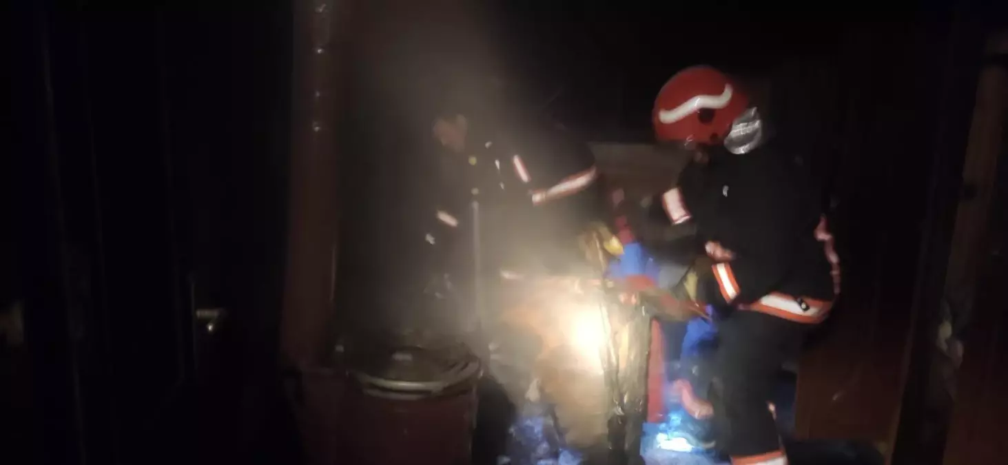 Altınova'da bir evde çıkan yangın söndürüldü