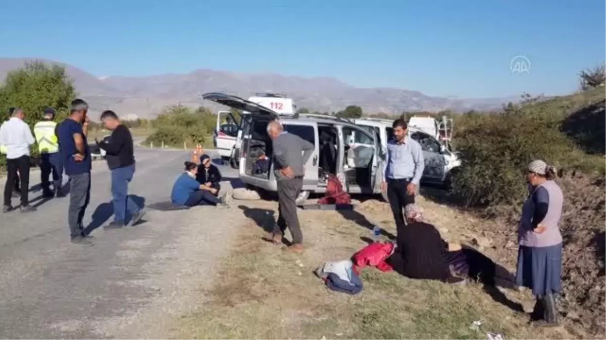 Çarpışan iki hafif ticari araçtaki 8 kişi yaralandı