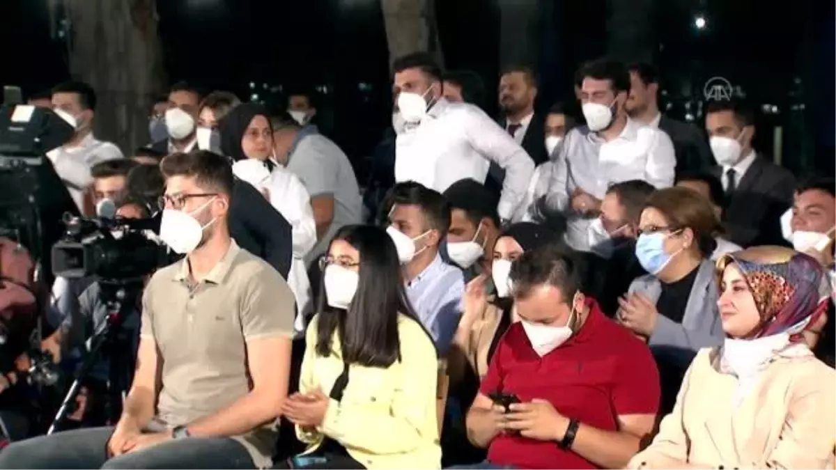 Son dakika: Cumhurbaşkanı Erdoğan, gençlerle müzik söyledi (2)