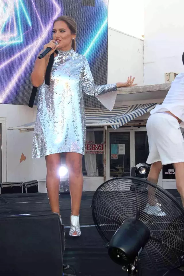 Demet Akalın'dan yangın bölgesinde konser