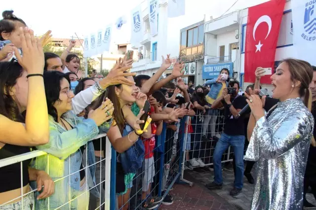 Demet Akalın'dan yangın bölgesinde konser
