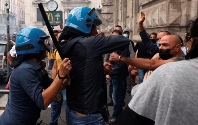 Aşı ve test aksileri İtalya'yı karıştırdı! "Yeşil Geçiş" sertifikasını protesto edenler polisle çatıştı