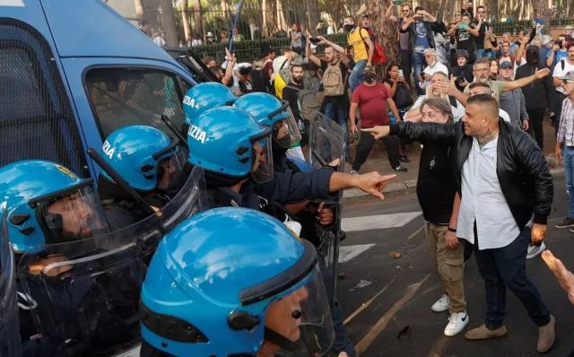 Aşı ve test aksileri İtalya'yı karıştırdı! "Yeşil Geçiş" sertifikasını protesto edenler polisle çatıştı
