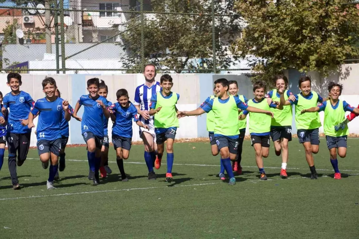 Son dakika politika: Genç vekil formayı giydi, çocuklarla idmana çıktı