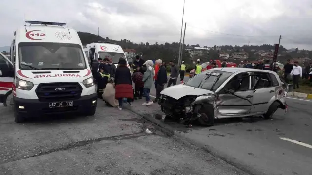 Akçakoca'da iki otomobil çarpıştı: 5 yaralı