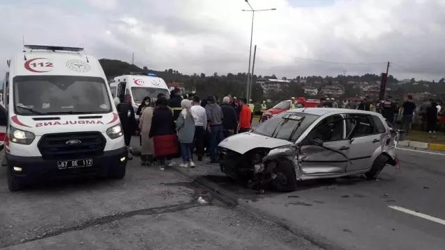 Akçakoca'da iki otomobil çarpıştı: 5 yaralı