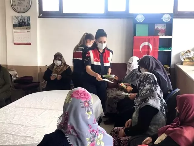 Jandarma köylerde KADES'i anlatıyor