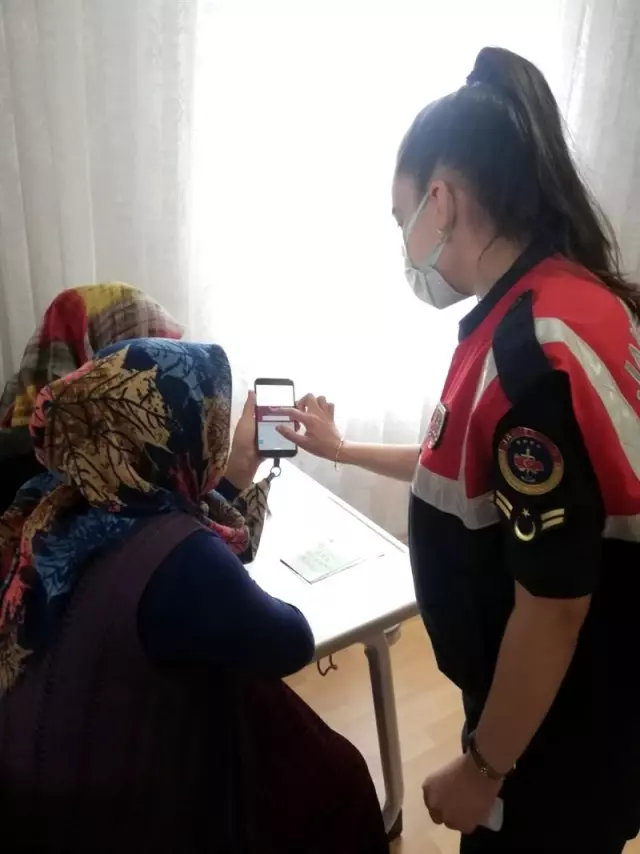 Jandarma köylerde KADES'i anlatıyor