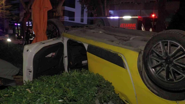 Kadıköy'de ticari taksi takla attı: 1 yaralı