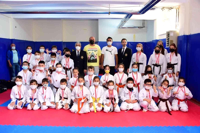 karate turnuvasi sampiyonlari madalyalarini a 2 14450809 o