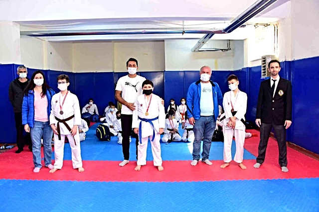 karate turnuvasi sampiyonlari madalyalarini a 3 14450809 o