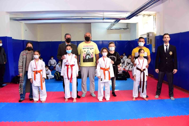 karate turnuvasi sampiyonlari madalyalarini a 4 14450809 o