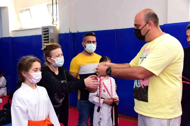 karate turnuvasi sampiyonlari madalyalarini a 5 14450809 o