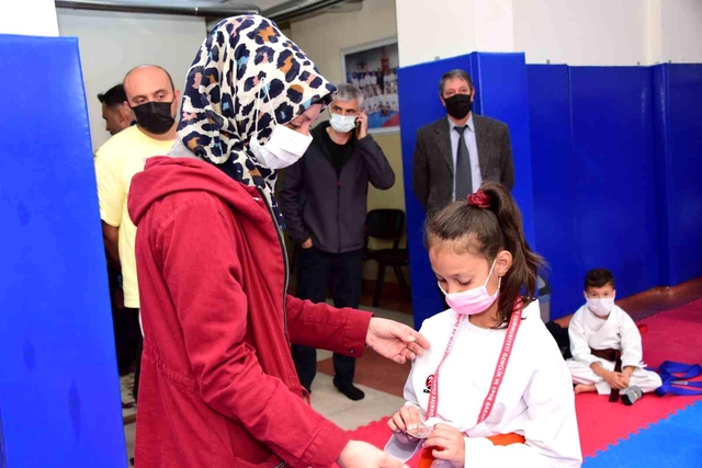 karate turnuvasi sampiyonlari madalyalarini a 7 14450809 o