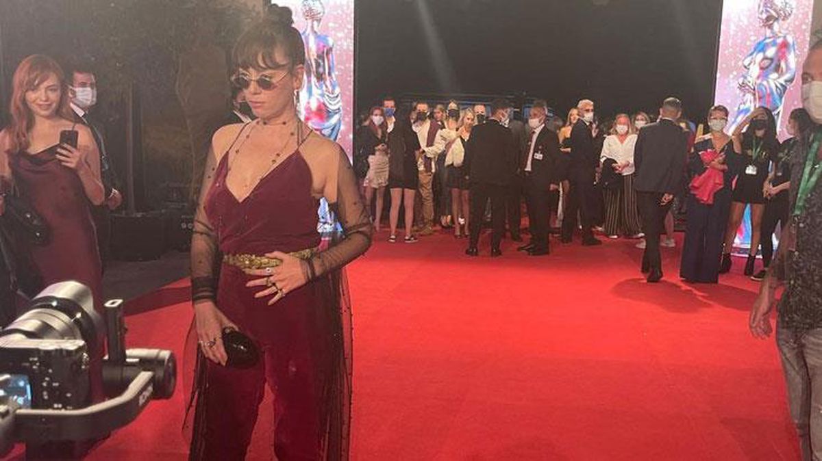 Altın Portakal'da şıklık yarışı! Demet Evgar annesinin diktiği kıyafetle geldi