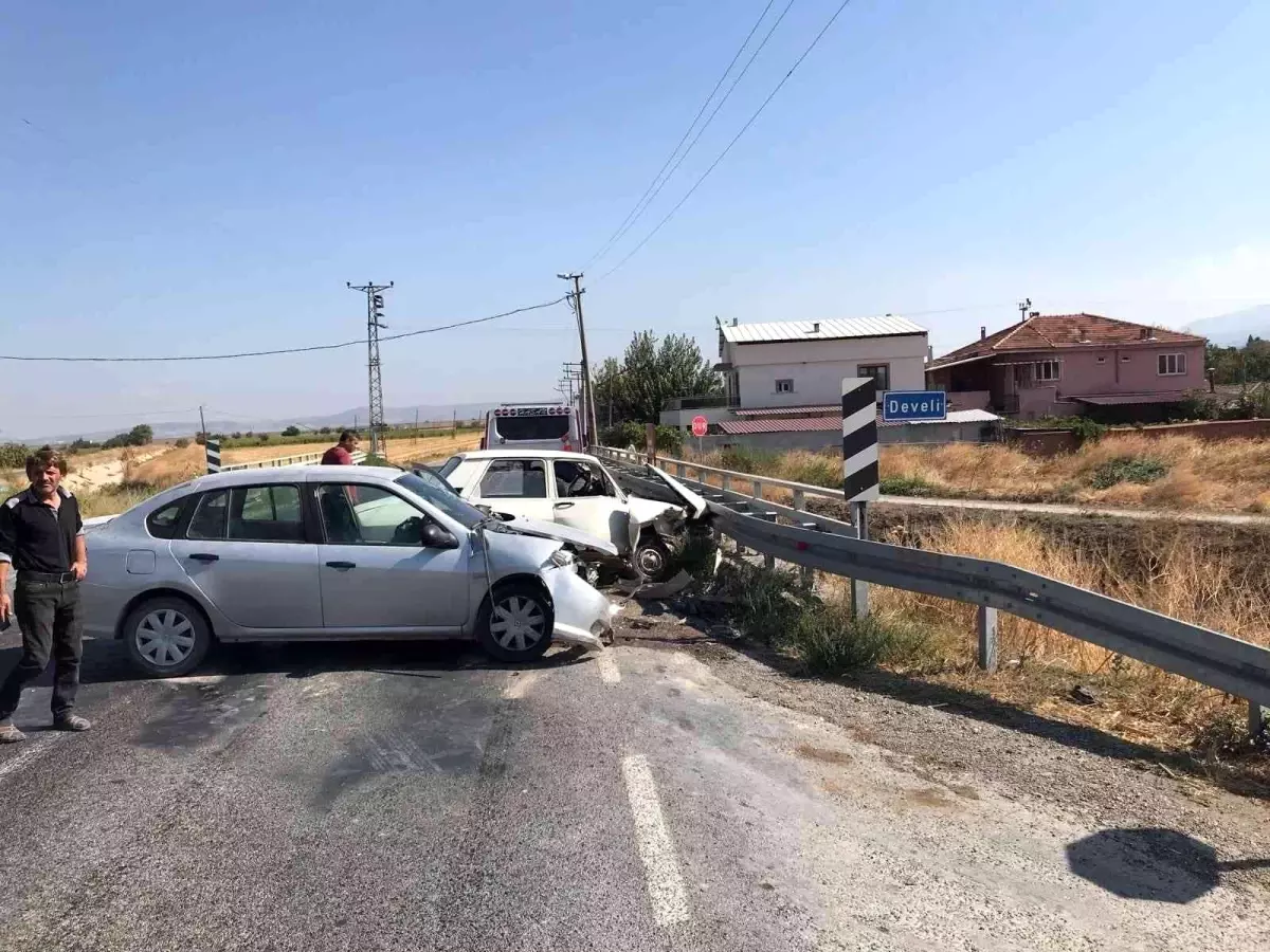 Manisa'da iki otomobilin çarpışması sonucu 3 kişi yaralandı
